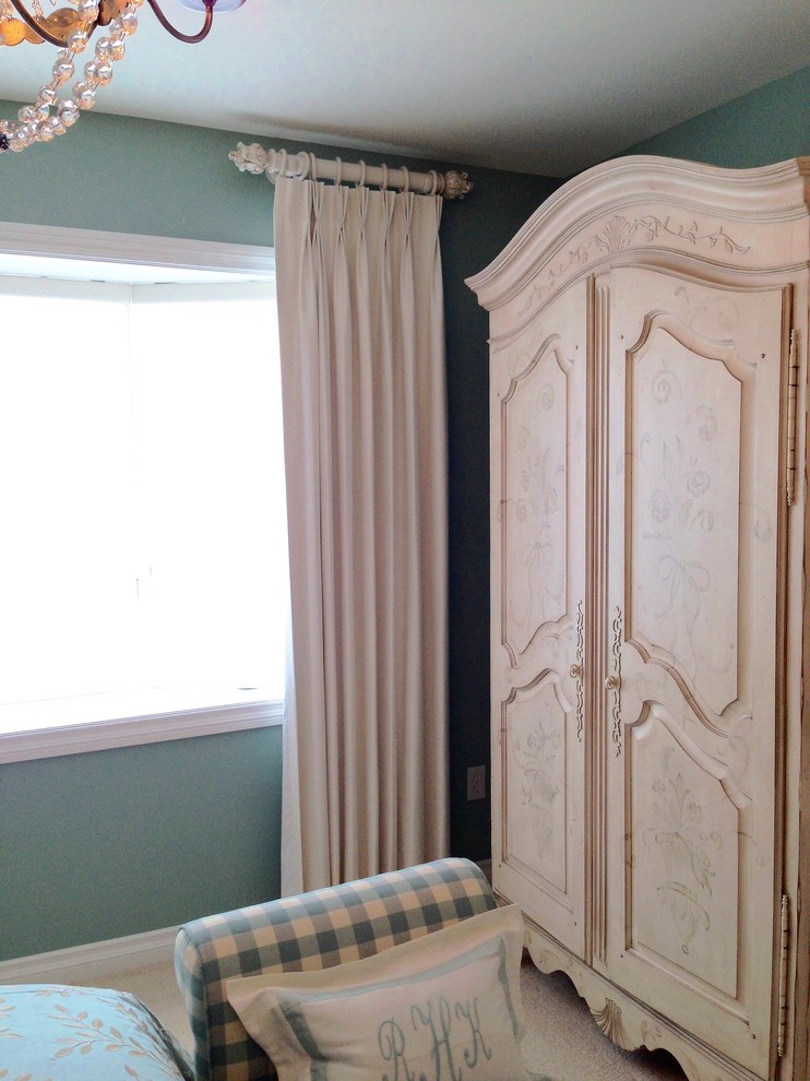 Foto de dormitorio principal tradicional renovado con paredes azules