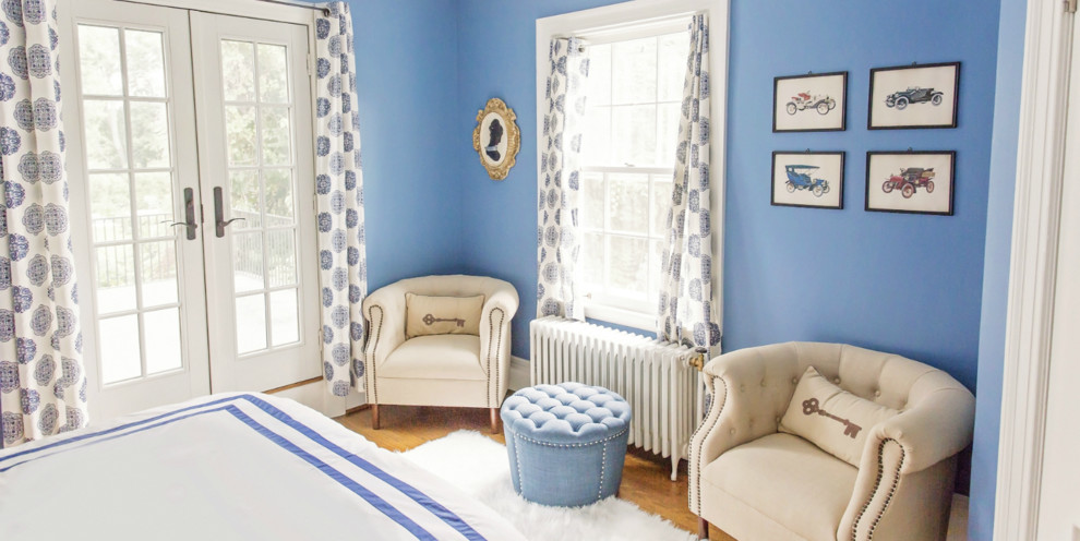Immagine di una camera degli ospiti stile shabby di medie dimensioni con pareti blu, parquet chiaro e nessun camino
