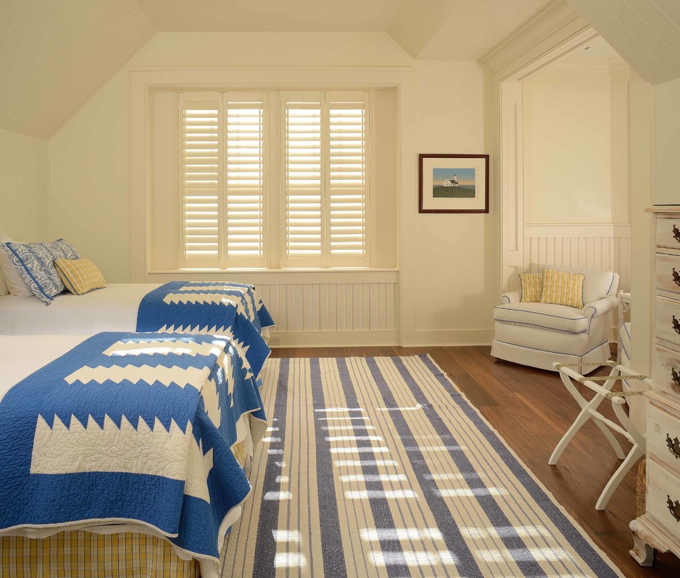 На фото: гостевая спальня среднего размера, (комната для гостей) в морском стиле с белыми стенами и темным паркетным полом с
