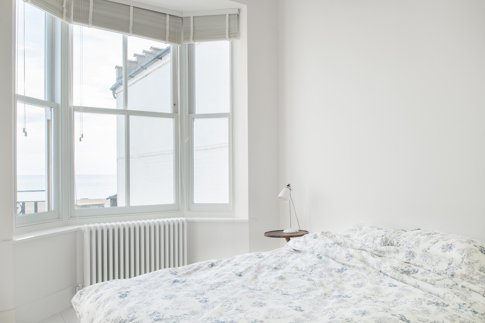 Идея дизайна: гостевая спальня среднего размера, (комната для гостей) в стиле неоклассика (современная классика) с белыми стенами без камина