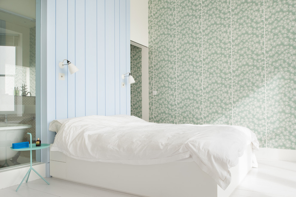 Imagen de dormitorio principal tradicional renovado con suelo de madera pintada