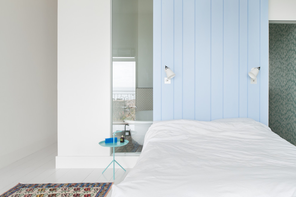 Exemple d'une chambre parentale chic de taille moyenne avec un mur bleu, parquet peint et aucune cheminée.