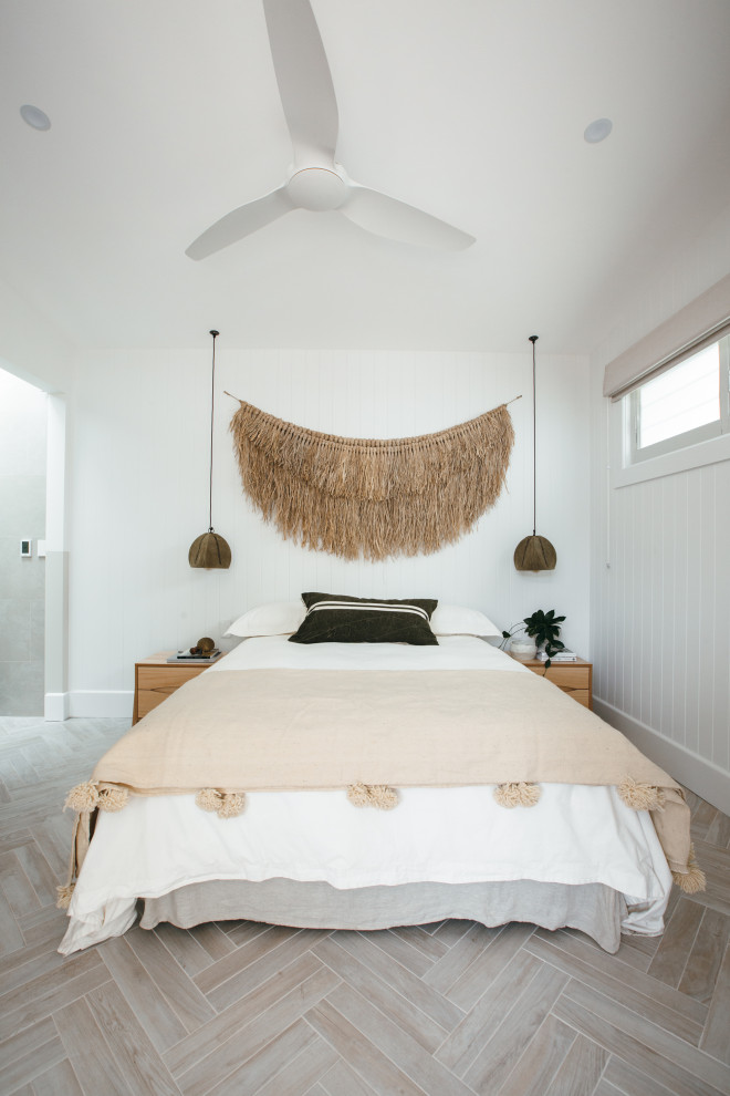 Ispirazione per una camera da letto costiera con pareti bianche, pavimento beige e pareti in perlinato