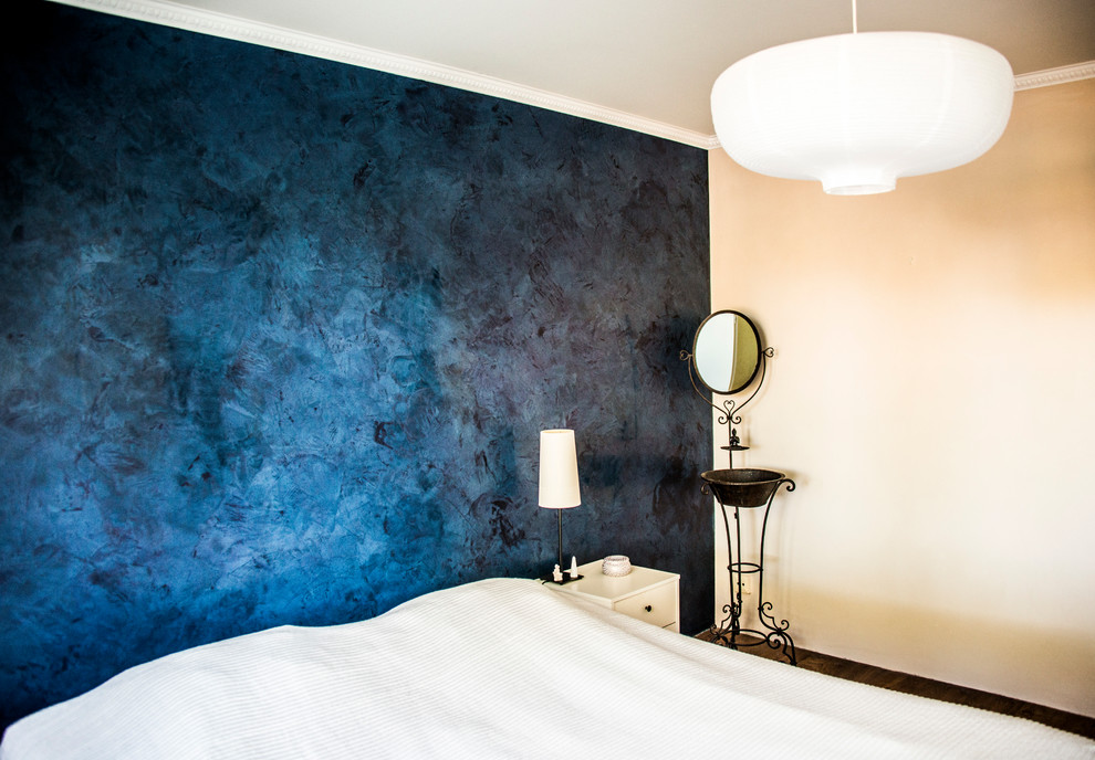 Идея дизайна: хозяйская спальня среднего размера в стиле неоклассика (современная классика) с синими стенами и темным паркетным полом