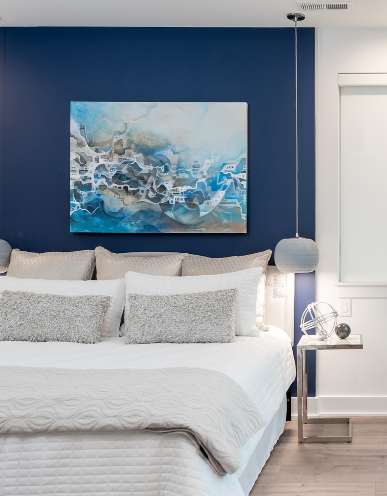 Mittelgroßes Modernes Hauptschlafzimmer mit blauer Wandfarbe, Laminat und braunem Boden in Charlotte