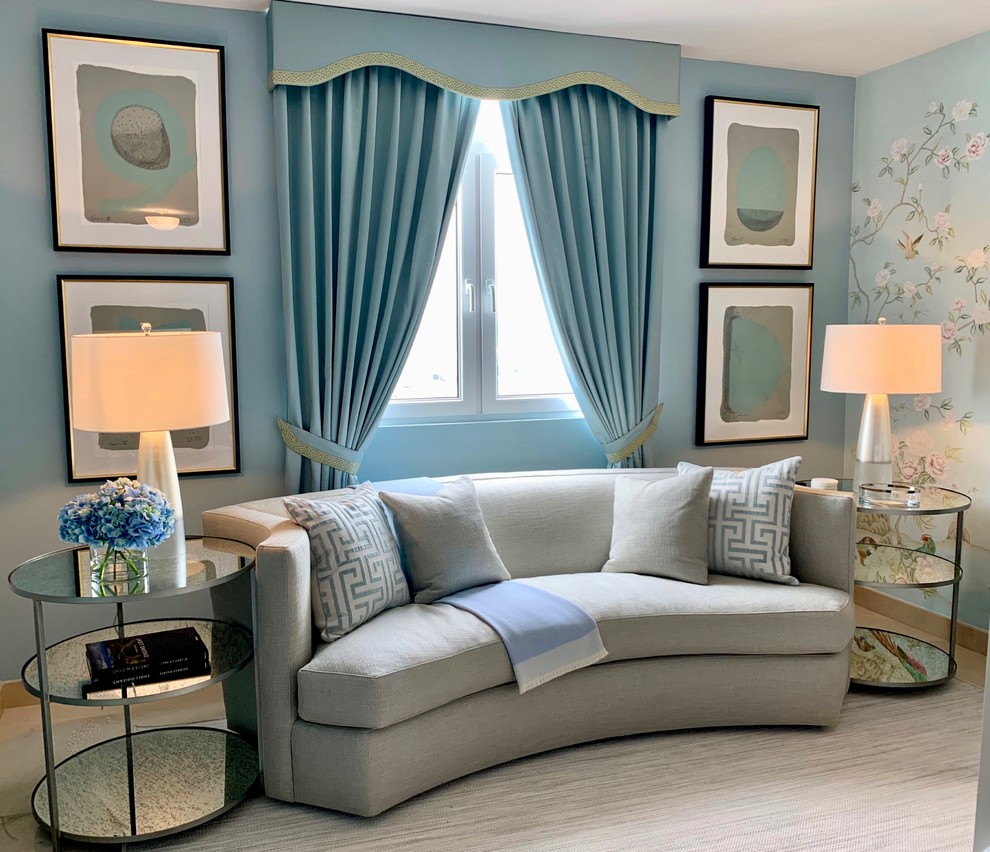Foto de dormitorio principal clásico grande con paredes azules, moqueta y suelo gris