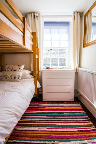 Стильный дизайн: маленькая гостевая спальня (комната для гостей) в современном стиле с белыми стенами и ковровым покрытием для на участке и в саду - последний тренд