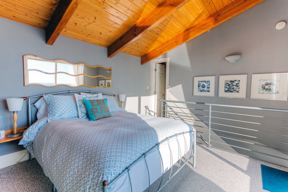 シアトルにある広いビーチスタイルのおしゃれなロフト寝室 (グレーの壁、カーペット敷き、暖炉なし) のインテリア