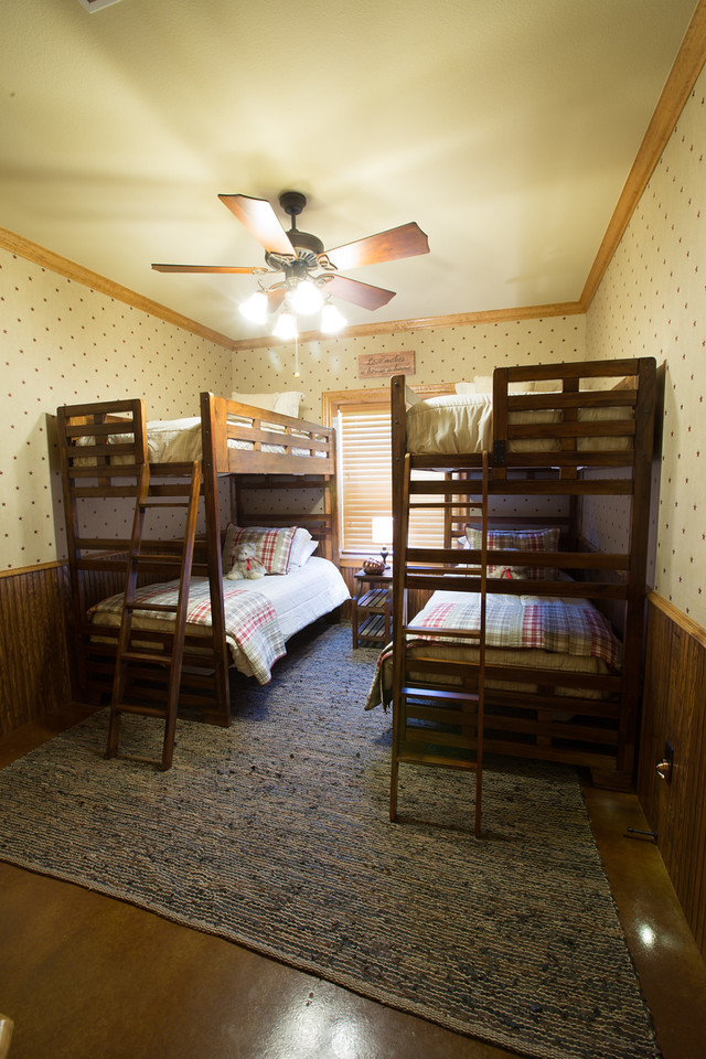 Стильный дизайн: гостевая спальня среднего размера, (комната для гостей) в классическом стиле с желтыми стенами и бетонным полом без камина - последний тренд