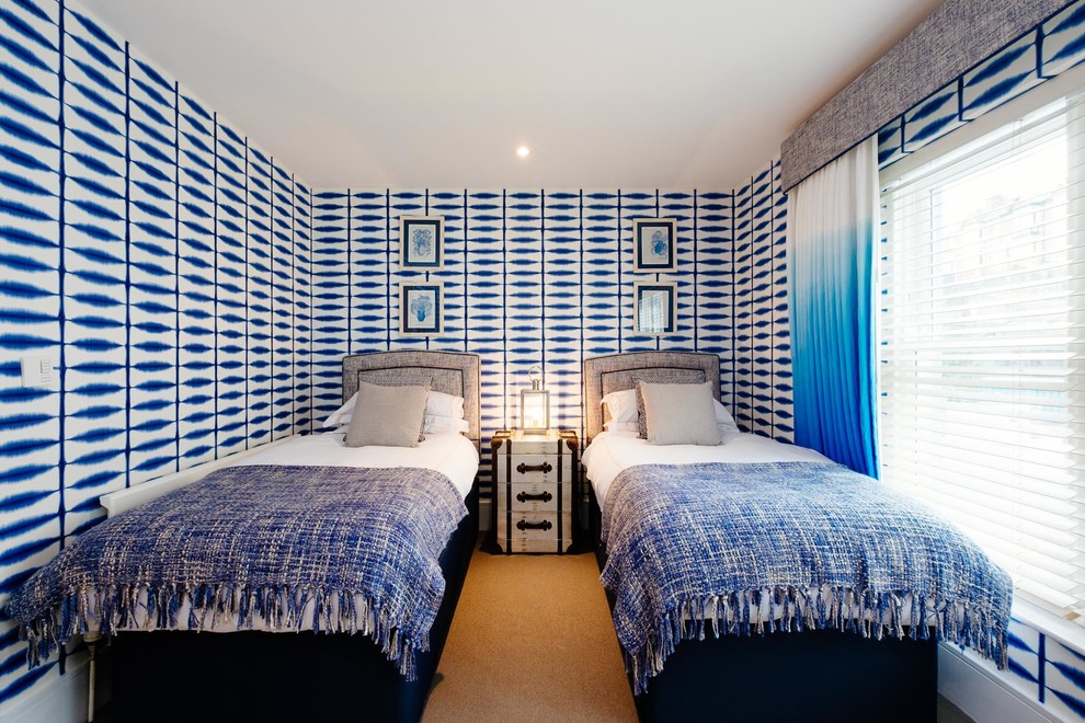 На фото: спальня в морском стиле с разноцветными стенами, ковровым покрытием и синими шторами без камина