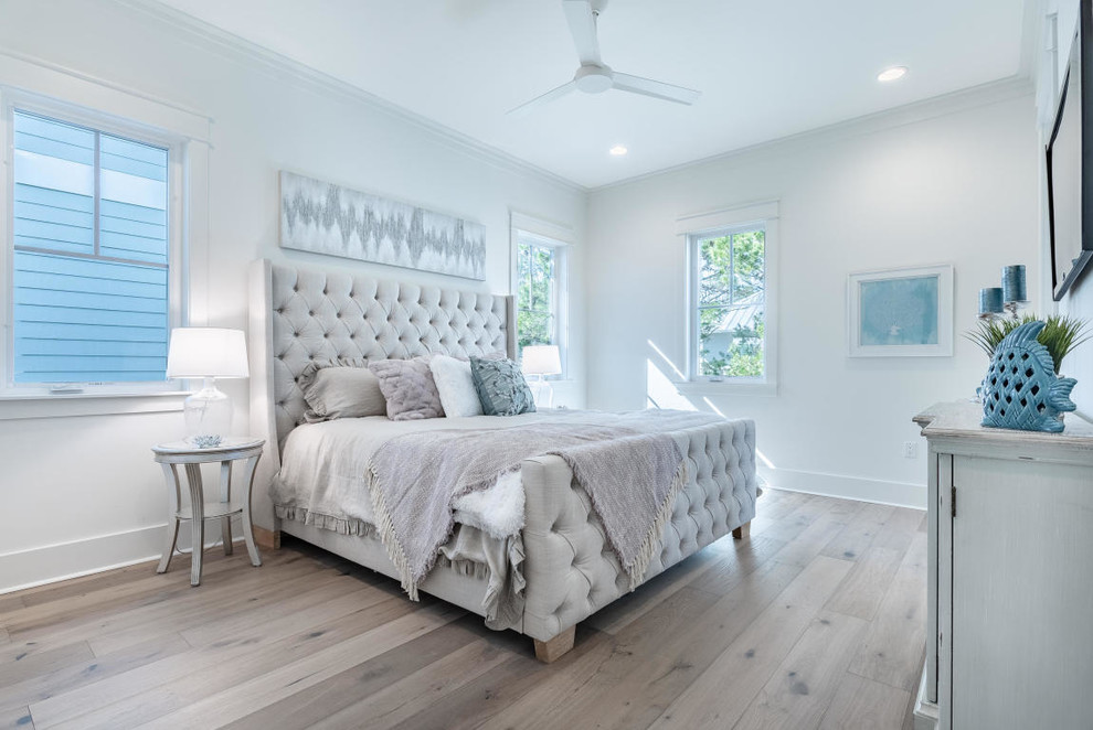 Immagine di una camera degli ospiti costiera di medie dimensioni con pareti bianche, parquet chiaro, nessun camino e pavimento grigio