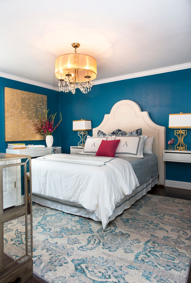 Источник вдохновения для домашнего уюта: спальня в стиле неоклассика (современная классика) с синими стенами и темным паркетным полом