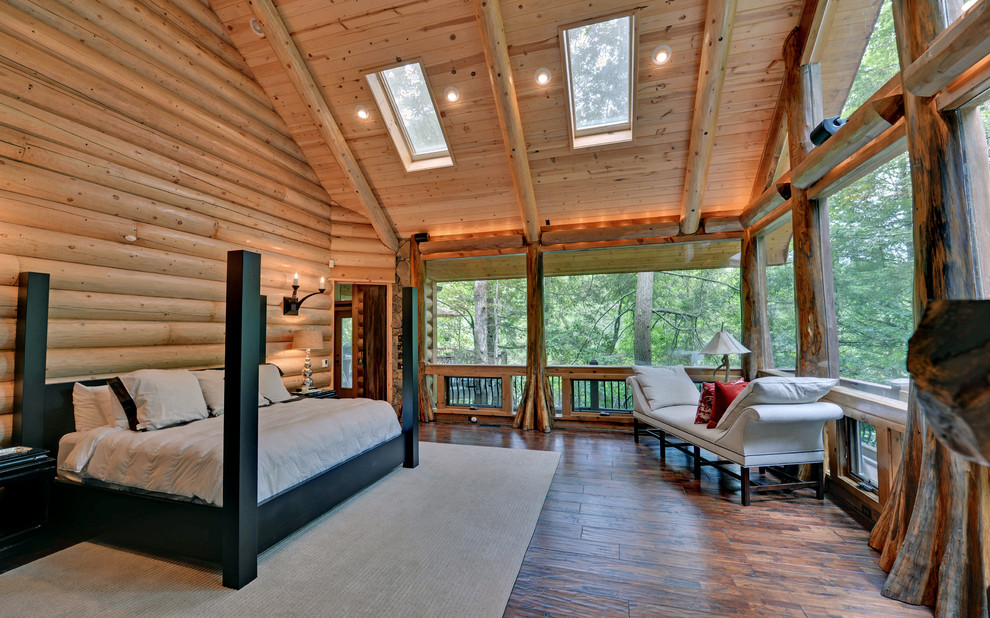 Uriges Hauptschlafzimmer ohne Kamin mit dunklem Holzboden in Atlanta
