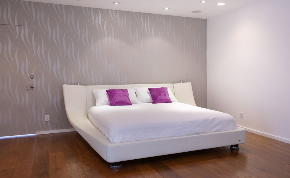 Пример оригинального дизайна: гостевая спальня (комната для гостей) в стиле модернизм с коричневым полом