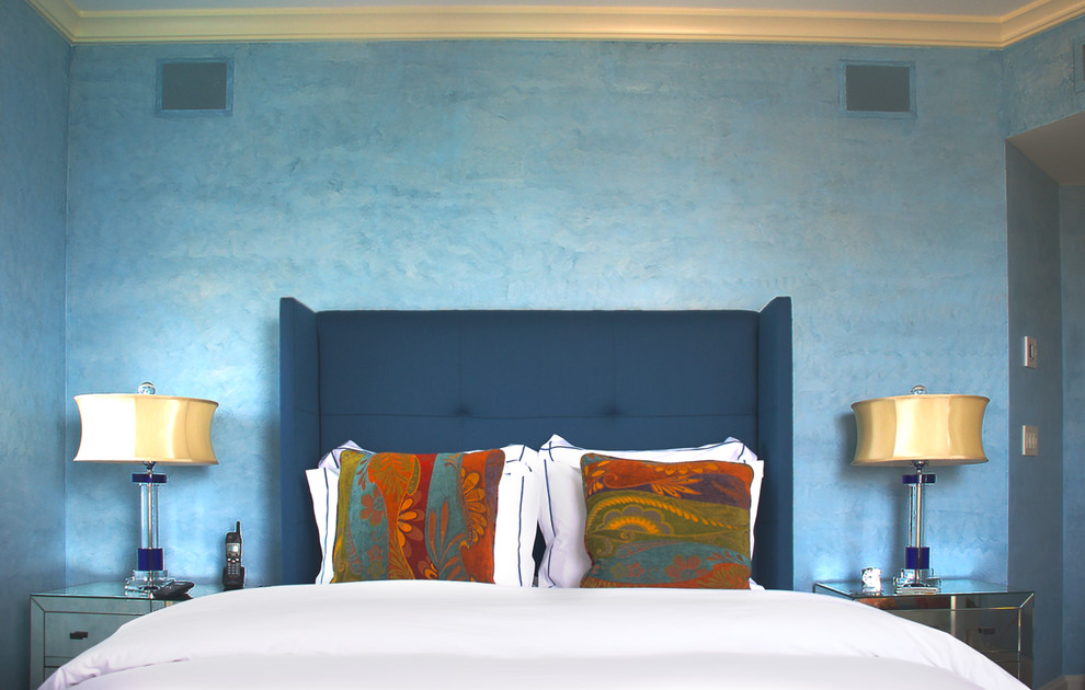 Свежая идея для дизайна: спальня среднего размера в современном стиле с синими стенами - отличное фото интерьера