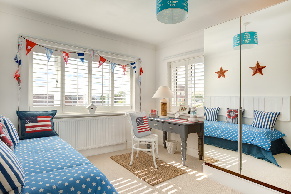 Maritimes Schlafzimmer mit weißer Wandfarbe und Teppichboden in Devon