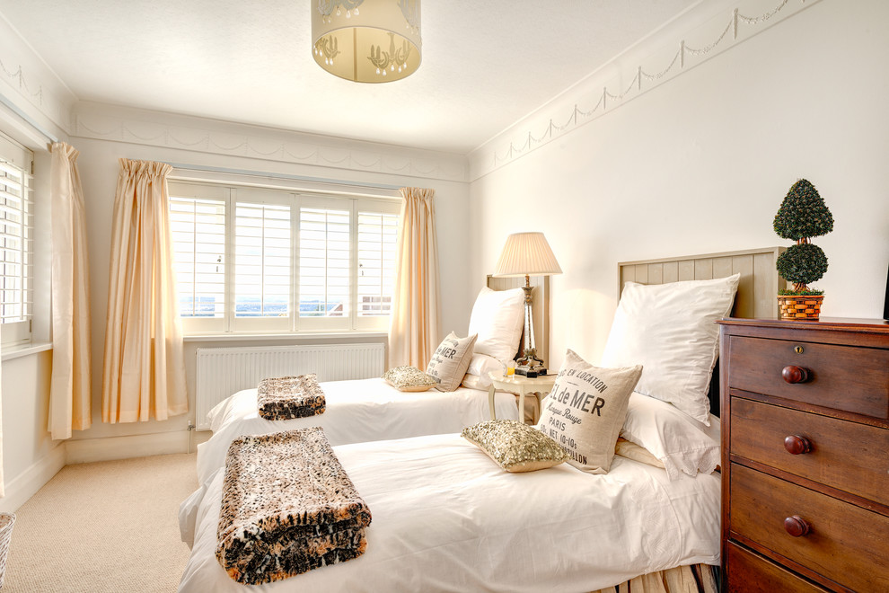 Modernes Schlafzimmer mit weißer Wandfarbe und Teppichboden in Devon