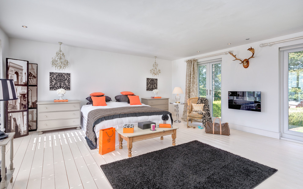 Modernes Schlafzimmer mit gebeiztem Holzboden, weißer Wandfarbe und weißem Boden in Devon