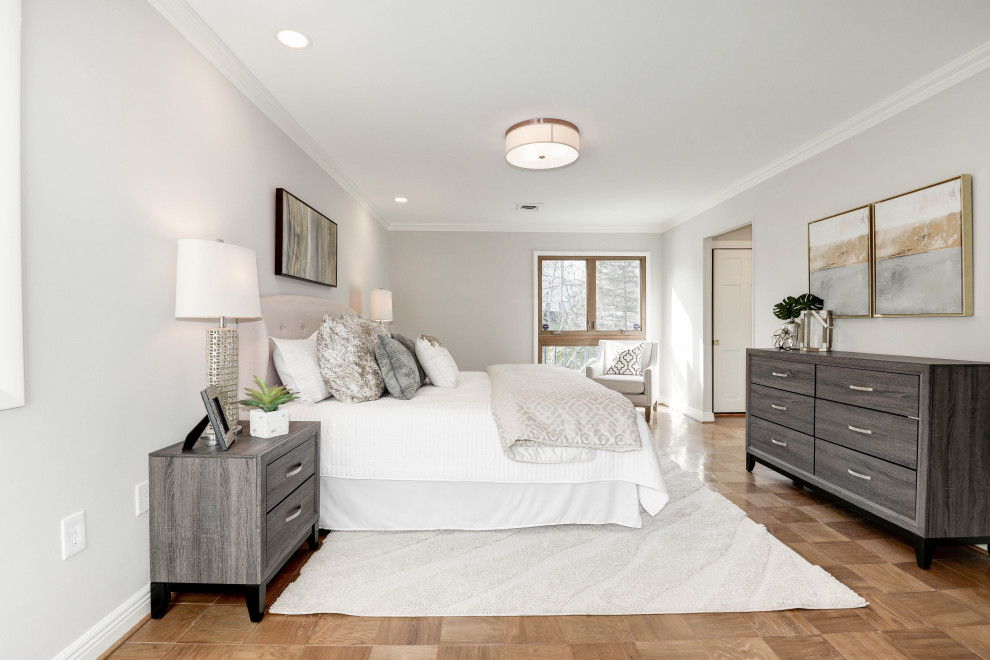 Modelo de dormitorio principal clásico renovado grande sin chimenea con paredes grises, suelo de corcho y suelo marrón