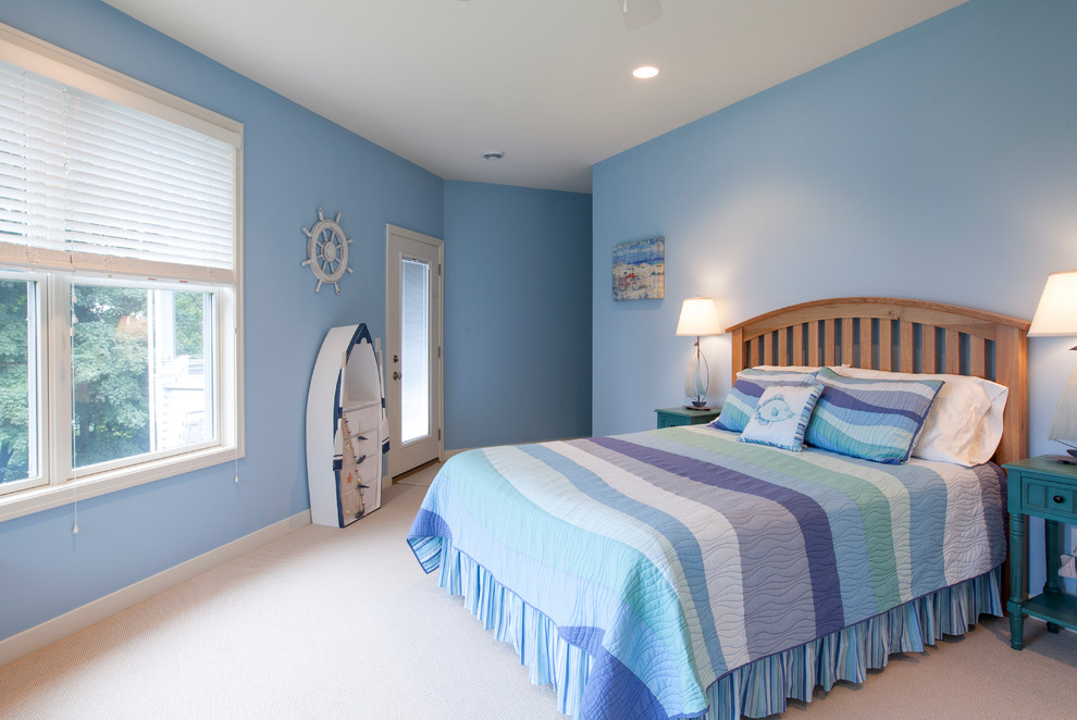 Maritimes Hauptschlafzimmer mit blauer Wandfarbe und Teppichboden in Grand Rapids