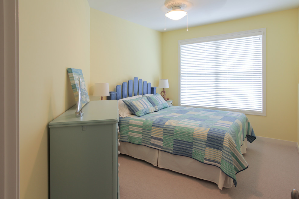Стильный дизайн: хозяйская спальня в морском стиле с желтыми стенами и ковровым покрытием - последний тренд
