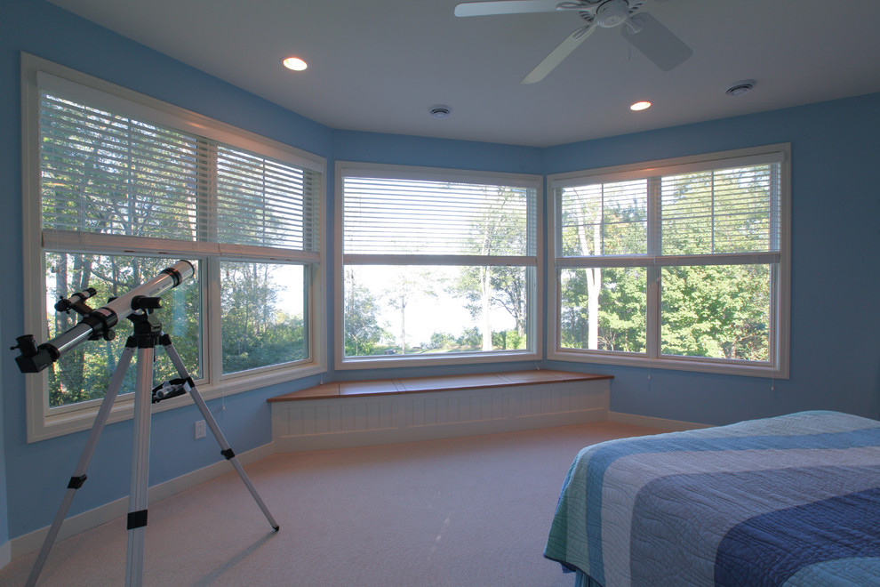 Diseño de dormitorio principal costero con paredes azules y moqueta