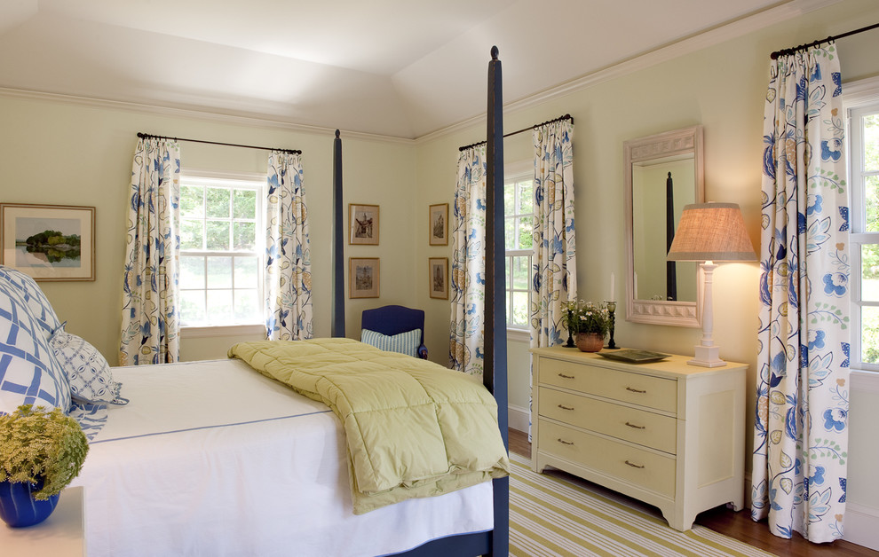 Ejemplo de dormitorio clásico con paredes beige