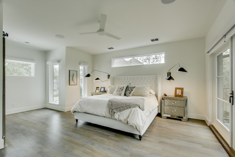 Idéer för ett klassiskt sovrum, med vita väggar, ljust trägolv och brunt golv