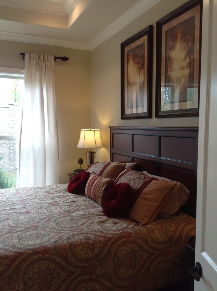 Источник вдохновения для домашнего уюта: хозяйская спальня среднего размера в классическом стиле с бежевыми стенами и ковровым покрытием