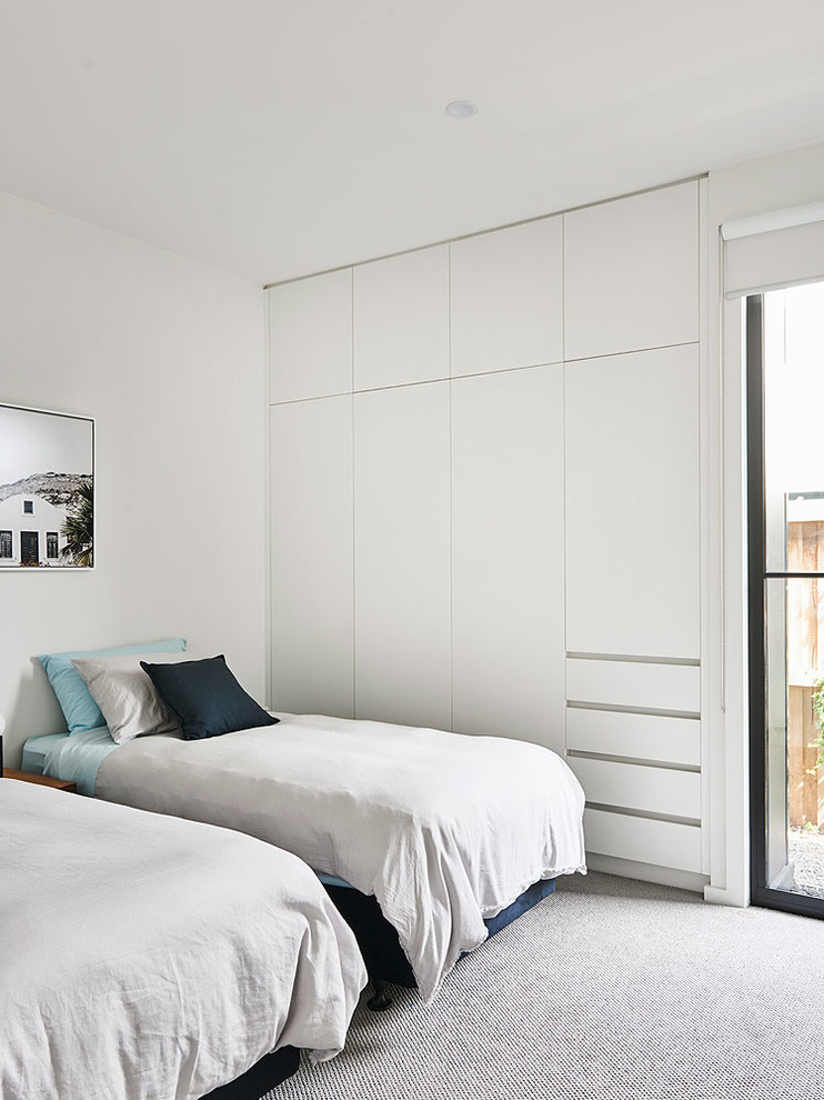 Ejemplo de dormitorio marinero con paredes blancas, moqueta y suelo gris