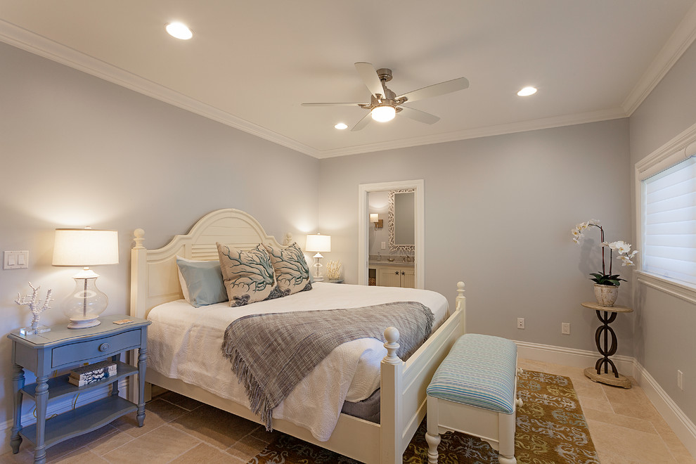 Diseño de habitación de invitados costera de tamaño medio con paredes grises, suelo de mármol y suelo beige