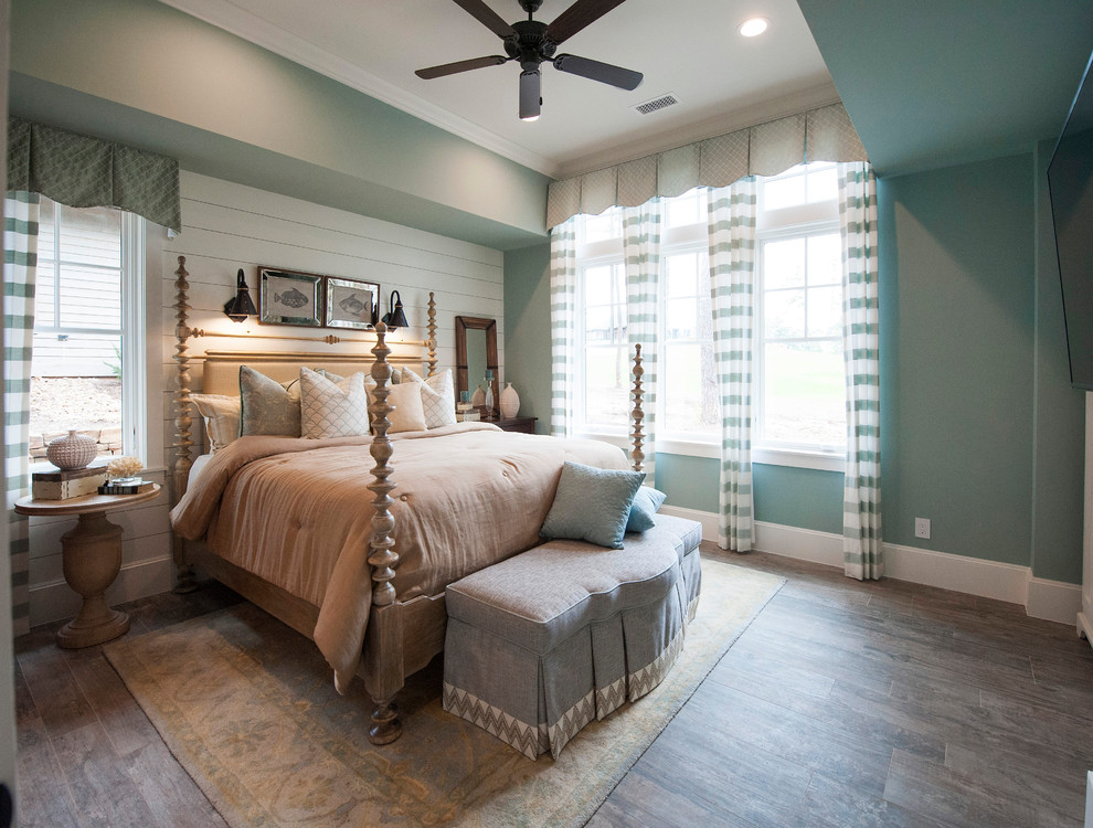 Idee per una piccola camera da letto country con pareti blu, pavimento in gres porcellanato e pareti in perlinato