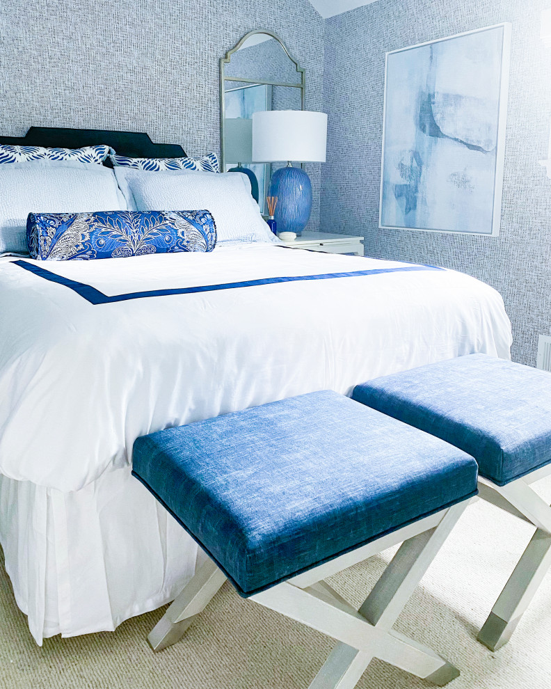 Aménagement d'une petite chambre classique avec un mur bleu, un sol beige et du papier peint.
