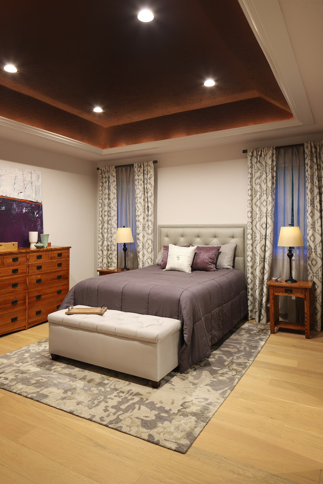 Ejemplo de dormitorio principal contemporáneo de tamaño medio con paredes rosas, suelo de madera clara y suelo amarillo