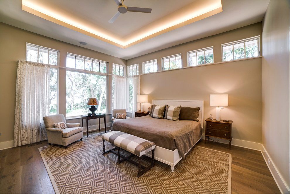 Modelo de habitación de invitados de estilo americano de tamaño medio sin chimenea con paredes beige, suelo de madera pintada y suelo beige