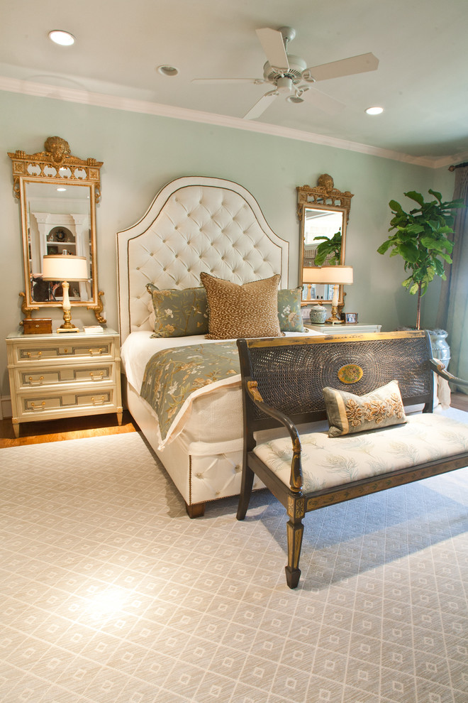 Diseño de dormitorio principal clásico grande con paredes azules, suelo de madera en tonos medios y suelo marrón