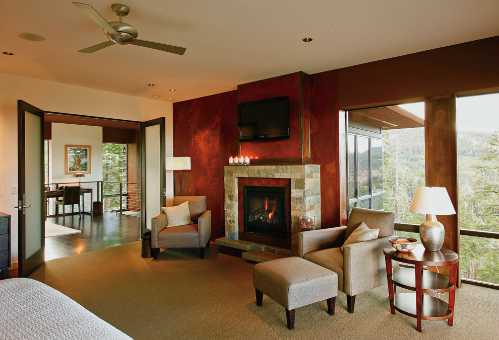 Idées déco pour une grande chambre classique avec un mur rouge, une cheminée standard, un manteau de cheminée en pierre et un sol beige.