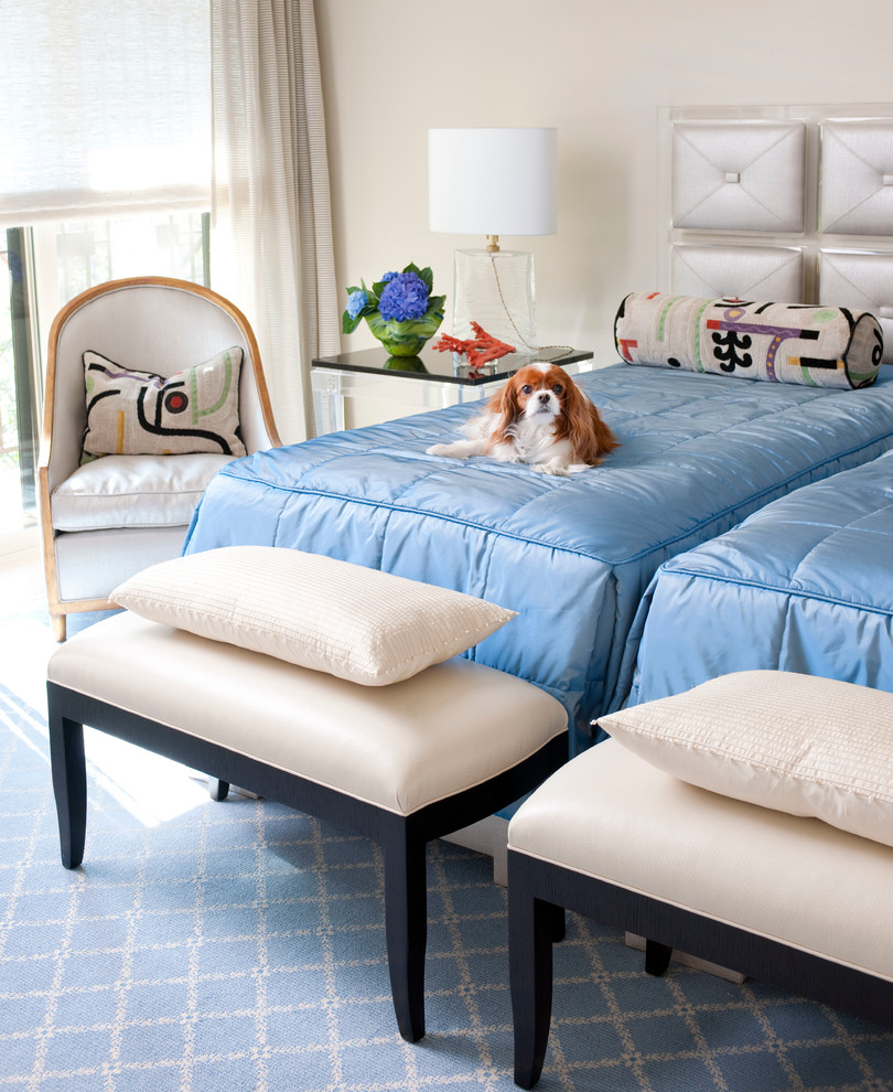 Пример оригинального дизайна: гостевая спальня среднего размера, (комната для гостей) в стиле неоклассика (современная классика) с белыми стенами, ковровым покрытием и синим полом без камина