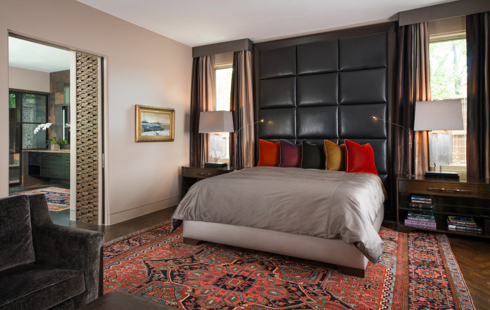 Modelo de dormitorio actual con paredes grises, suelo de madera oscura y suelo marrón