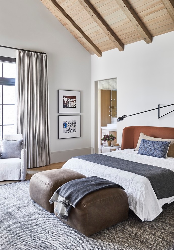 Foto de dormitorio principal de estilo de casa de campo grande con paredes blancas, suelo de madera en tonos medios y suelo marrón