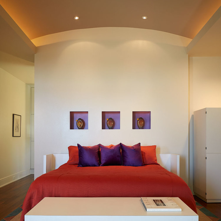 Идея дизайна: большая хозяйская спальня в современном стиле с разноцветными стенами, паркетным полом среднего тона, угловым камином и фасадом камина из камня