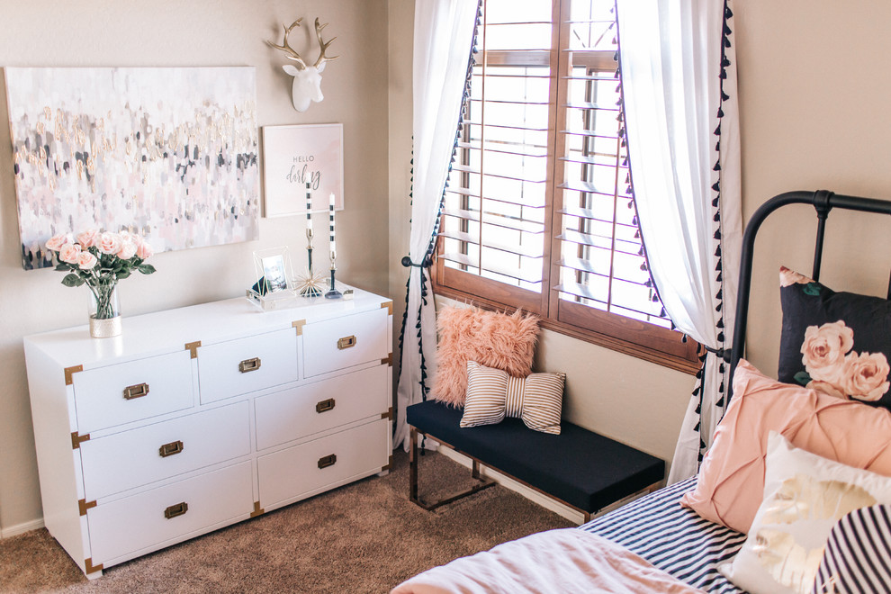 Ejemplo de habitación de invitados minimalista de tamaño medio sin chimenea con paredes beige, moqueta y suelo beige