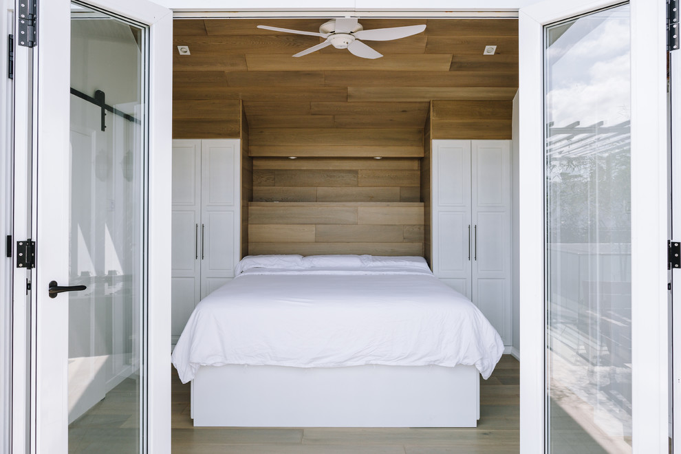 Diseño de dormitorio principal de estilo zen con paredes marrones, suelo de madera clara y suelo beige