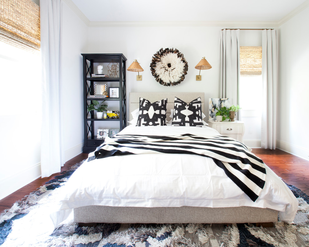 Foto på ett vintage sovrum, med vita väggar, mörkt trägolv och brunt golv