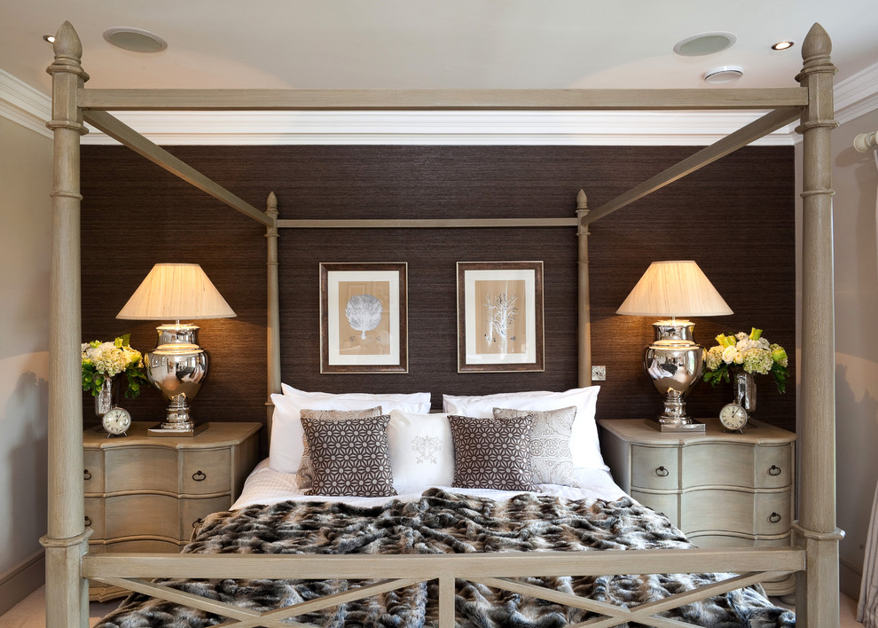 Diseño de dormitorio clásico con paredes marrones y moqueta
