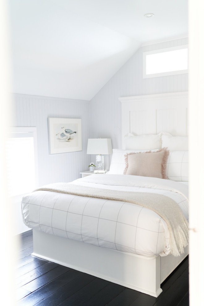 プロビデンスにある小さなトラディショナルスタイルのおしゃれな客用寝室 (白い壁、塗装フローリング、黒い床) のインテリア