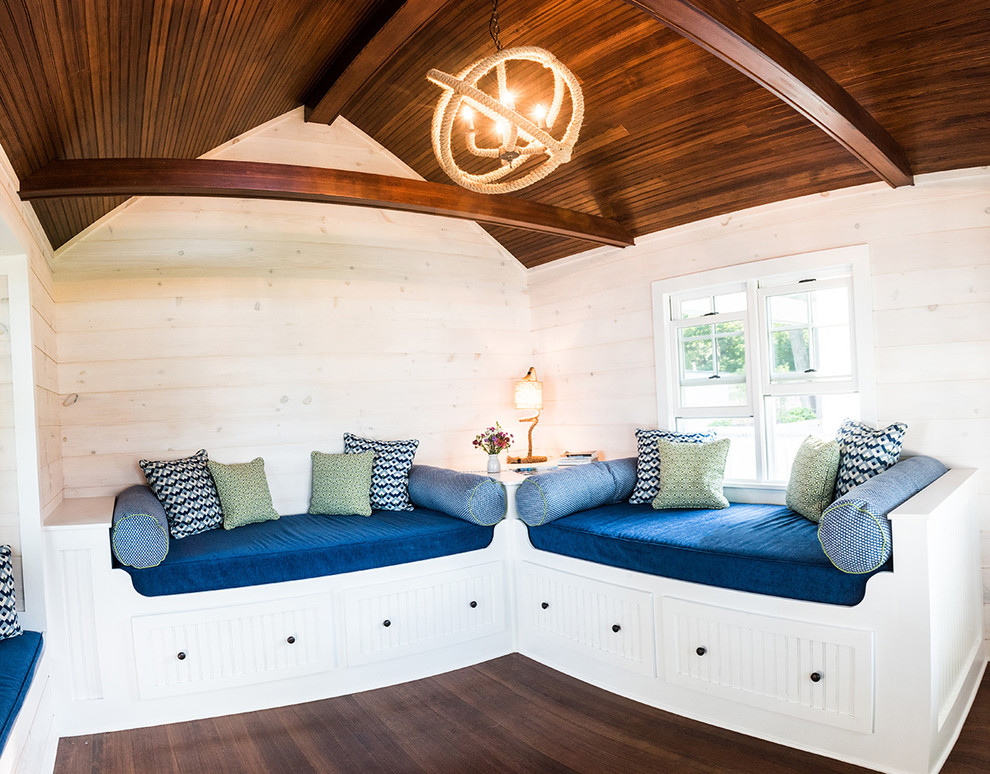 Diseño de habitación de invitados clásica pequeña sin chimenea con paredes blancas y suelo de madera oscura