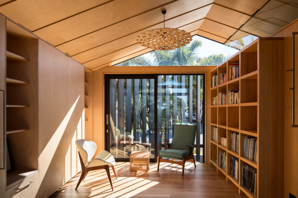 Modernes Gästezimmer mit braunem Holzboden in Auckland