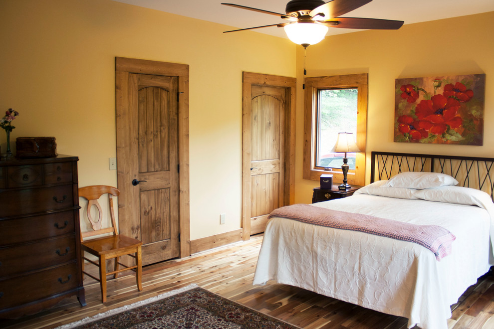 Foto de dormitorio principal rústico grande con paredes beige, suelo de madera oscura y suelo multicolor