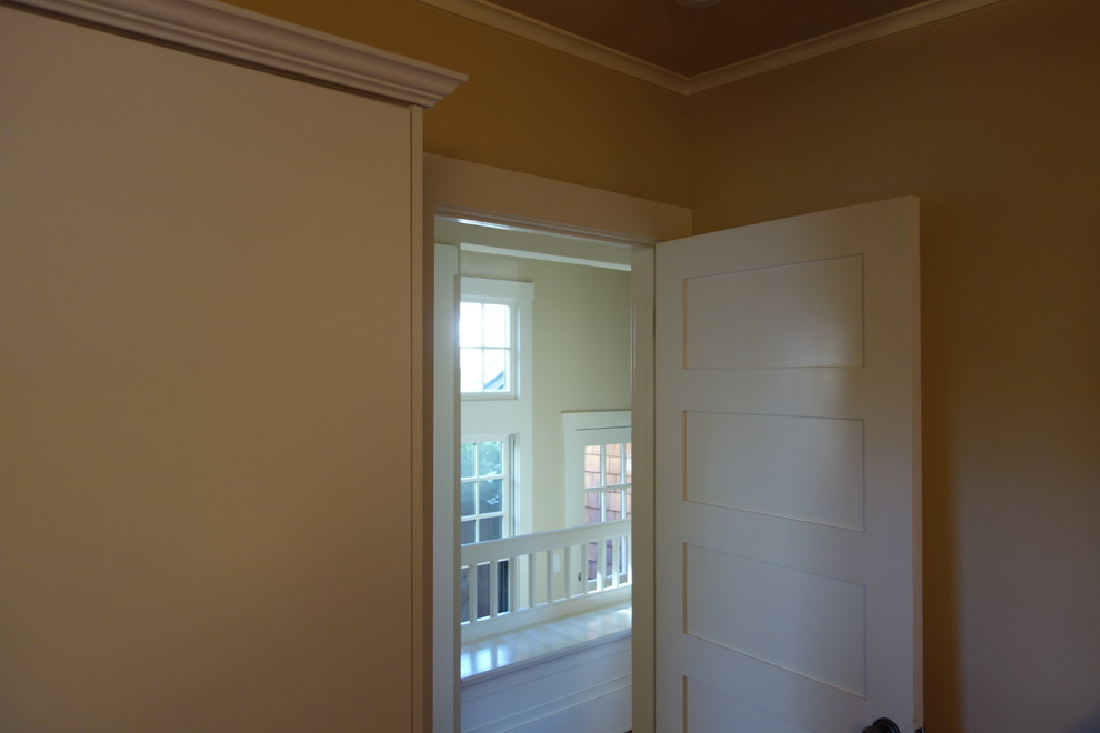 Idée de décoration pour une chambre d'amis tradition de taille moyenne avec un mur beige.